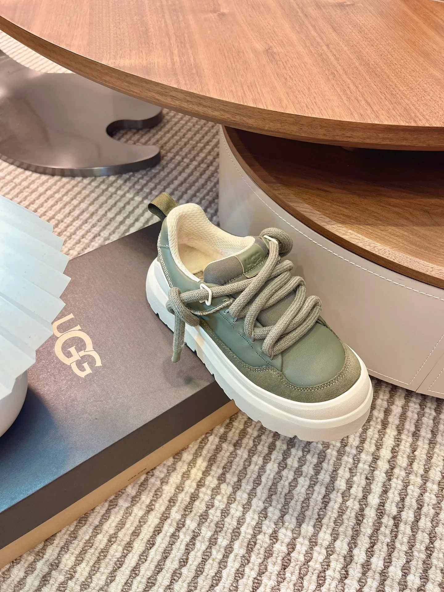 [UGG] P: 600💰 Couple shoes Size: Women's size 35-40 / Men's size 40-44 ugg top quality G131 What you see is what you get UGG new autumn and winter couple series cotton shoes snow boots cotton shoes fur shoes As a leading brand, this new pair also continues its consistent concept of comfort. It is light and comfortable on the feet, as if stepping on clouds. Moreover, its sole is made of EVA material, which is non-slip and wear-resistant. It is stable whether walking or running. You no longer have to worry about tired feet from walking! In addition to comfort, the design of this new pair is also super fashionable! The simple lines and smooth tailoring can be matched with both casual wear and formal occasions. Moreover, the plush decoration on the upper is the finishing touch, making the whole pair look more cute and playful. It is definitely a must-have item for trendy women! Upper: nubuck leather lining: wool